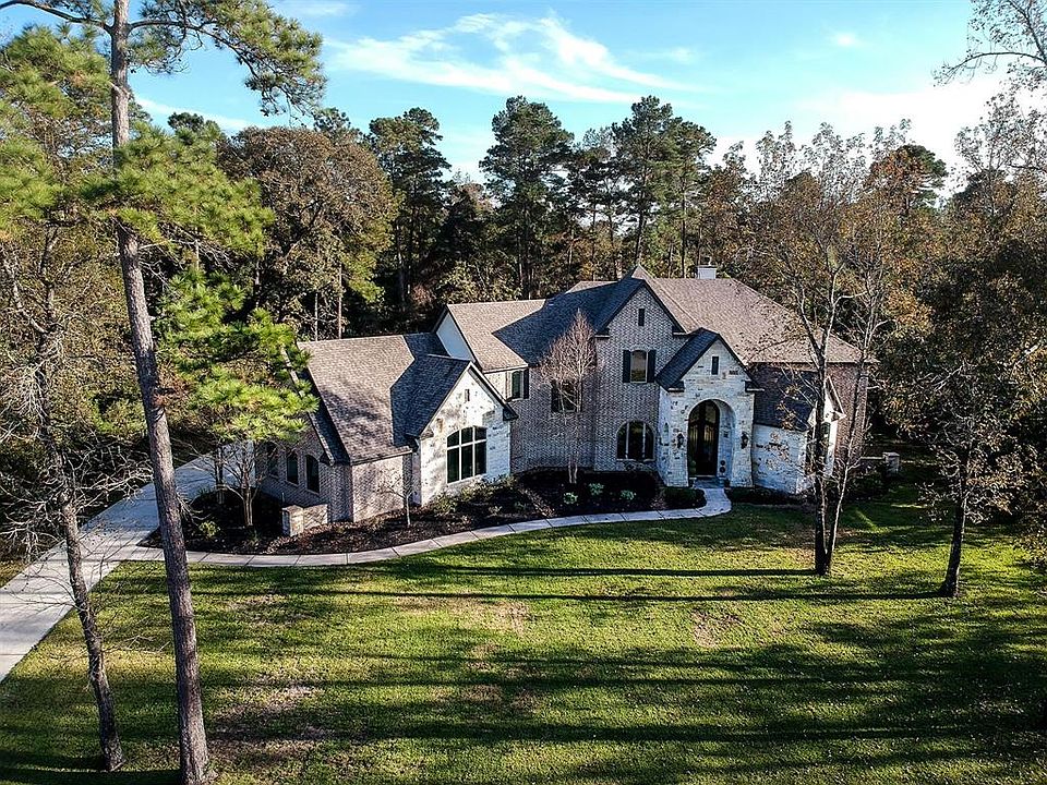 Benders Landing Estates beautiful, unique and truly custom home on 1+ acre. Located conveniently in the Estates with use of all of the amenities Benders has to offer. Pool, Tennis, Clubhouse, Basketball, Sports Fields, Park, Fitness Center and Catch 