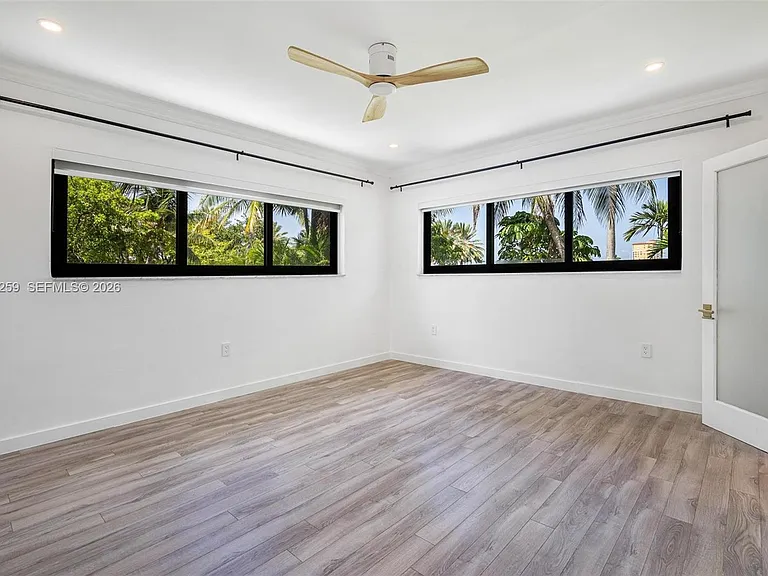 7810 Beachview Dr — Photo 15
