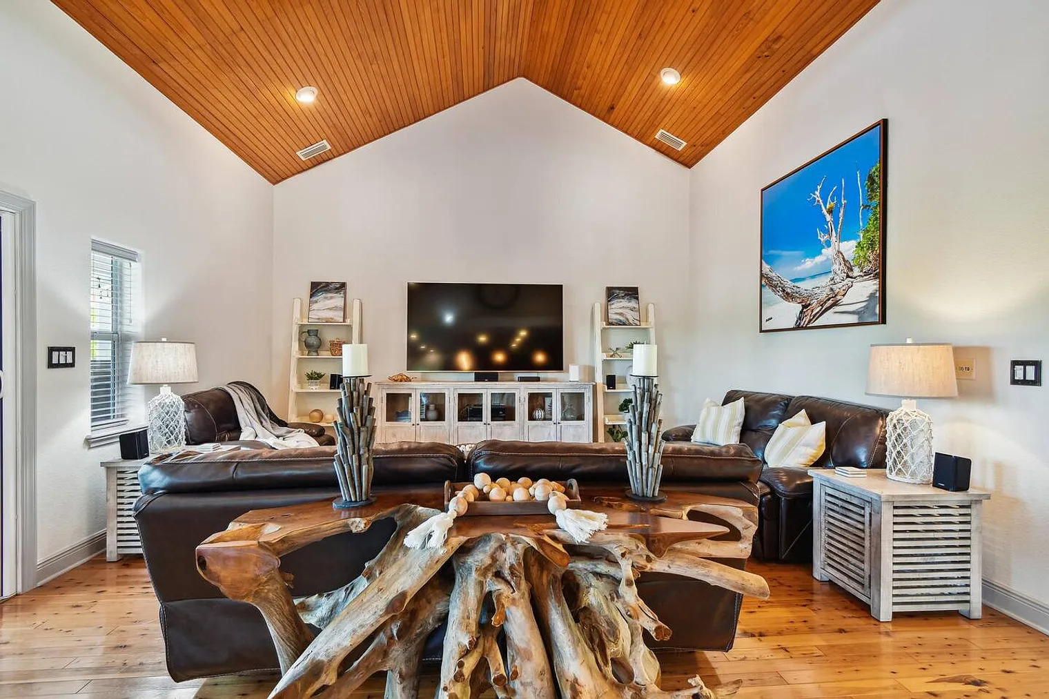 4 bed, 3.0 bath, 2863 sqft, $13,887 — Photo 1