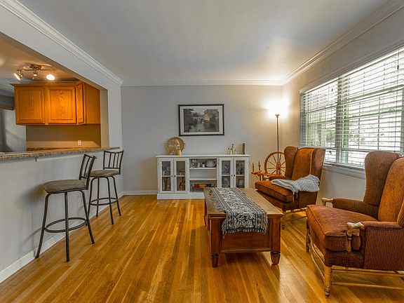 3rd image of 3621 Knollwood Dr