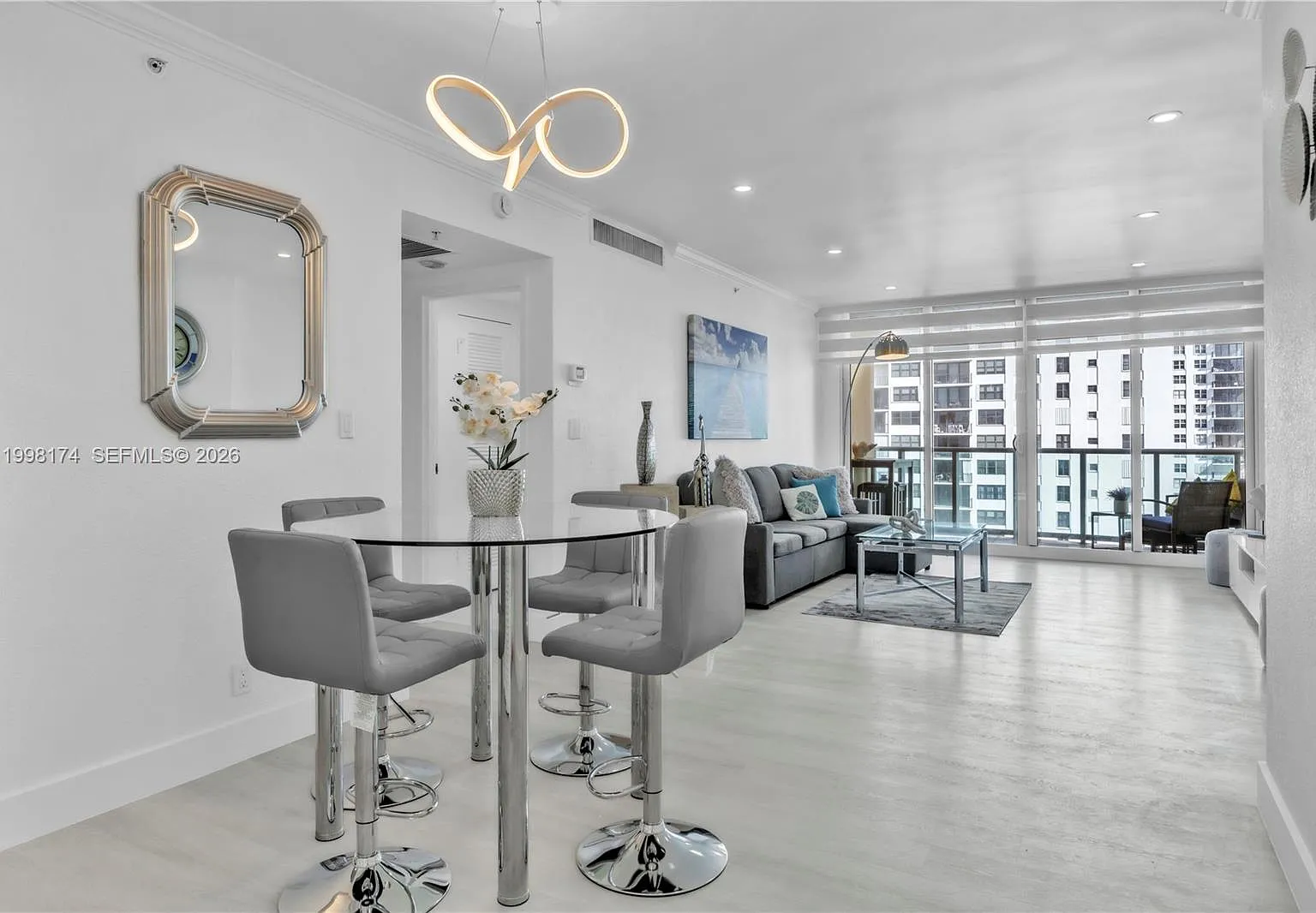 Wave Condo — Photo 2
