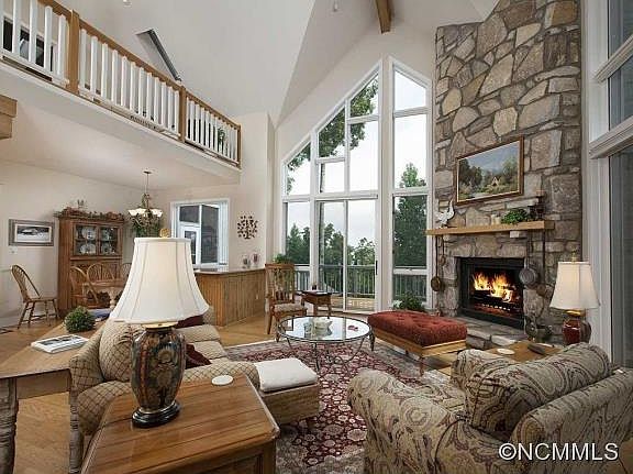 3rd image of 301 Piney Knoll Ln
