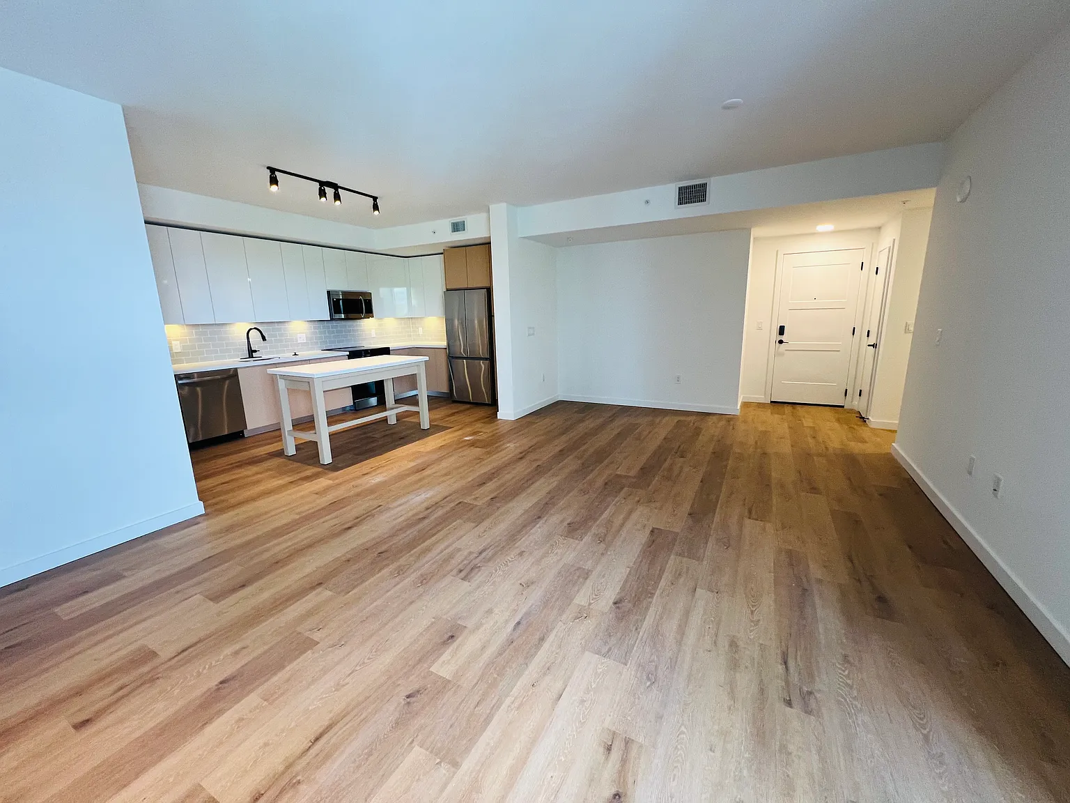 3 bed, 1500 sqft, $4,950 — Photo 3