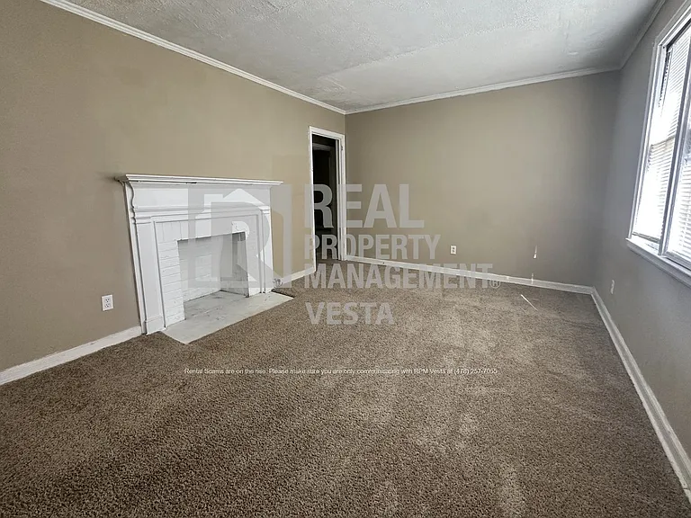 3346 Shaw Dr — Photo 2