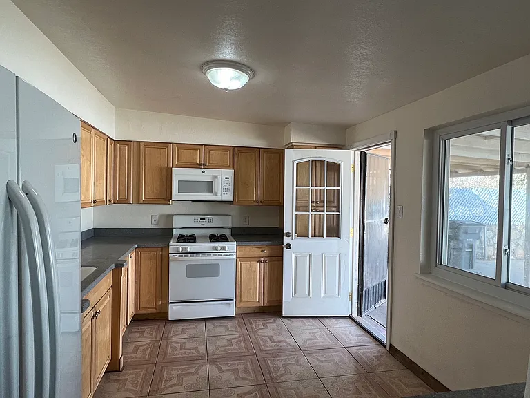 9323 Nottingham Dr — Photo 16