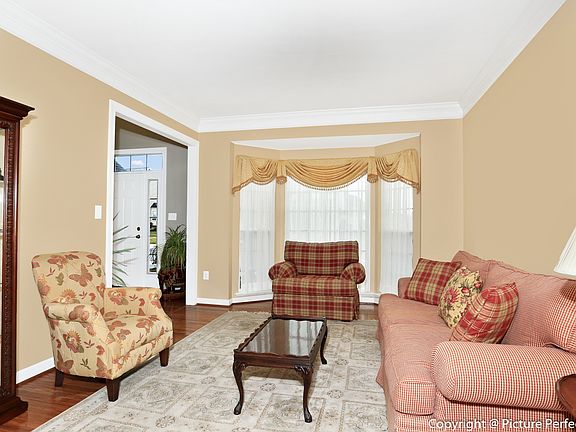 3rd image of 8 Hollow Creek Cir