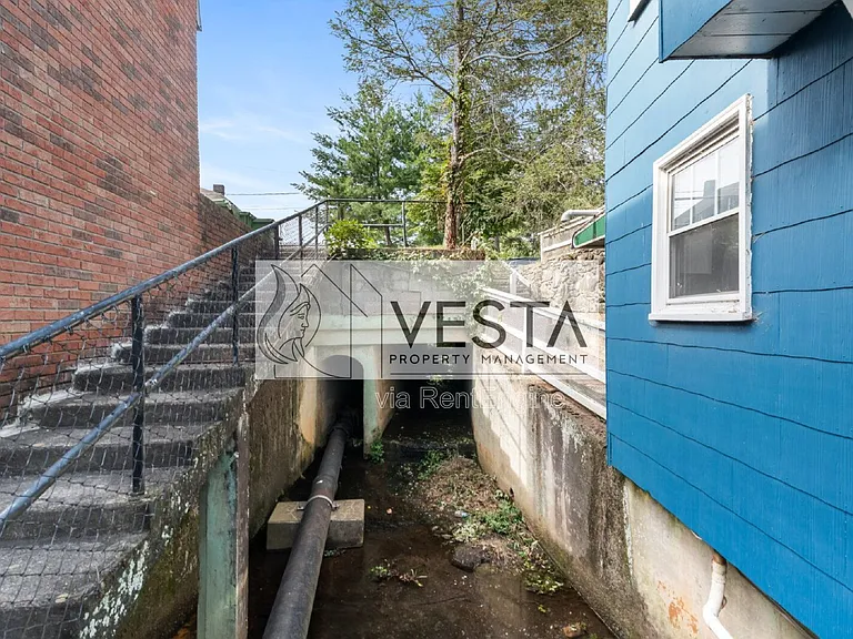 4 Farrwood Ave #8 — Photo 17