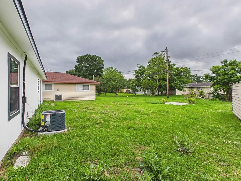 300 Linkwood St — Photo 9