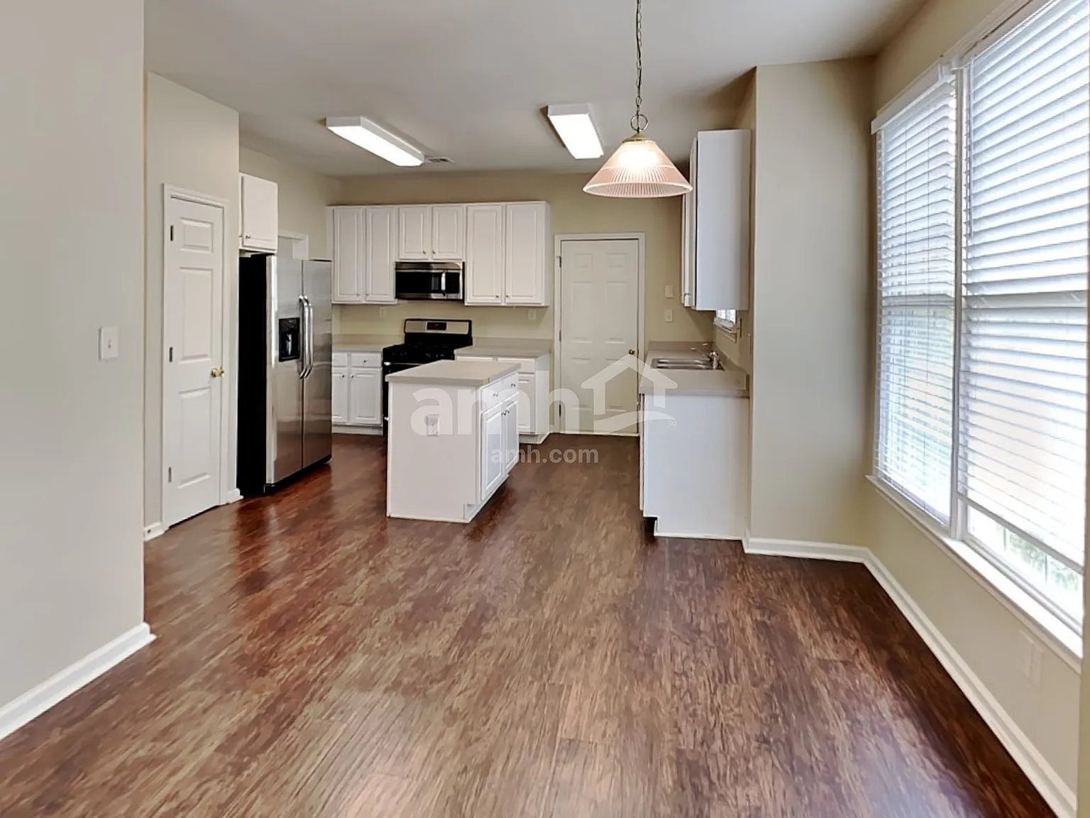 4 bed, 2.5 bath, 2404 sqft, $2,585 — Photo 4