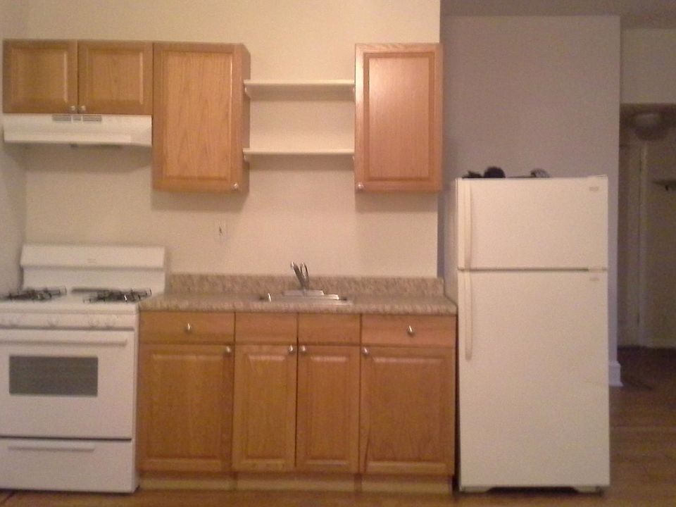 1st image of 221 Green Ln
