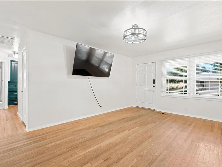 601 Poplar Ave — Photo 3
