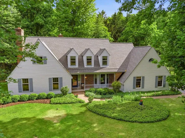 304 Fieldstone ROAD, Delafield, WI 53018