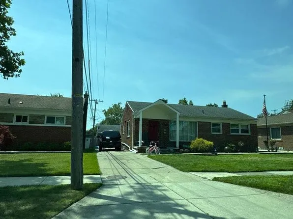 23000 Lingemann St, Saint Clair Shores, MI 48080