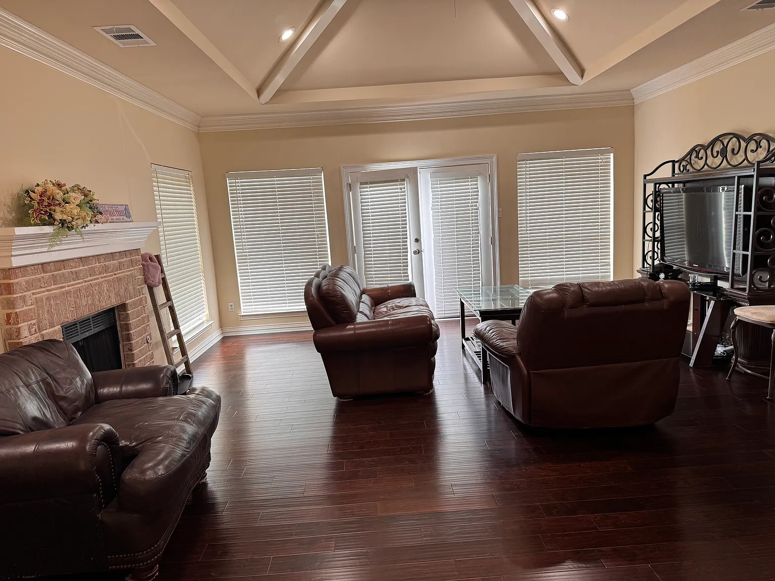4 bed, 3834 sqft, $950 — Photo 3