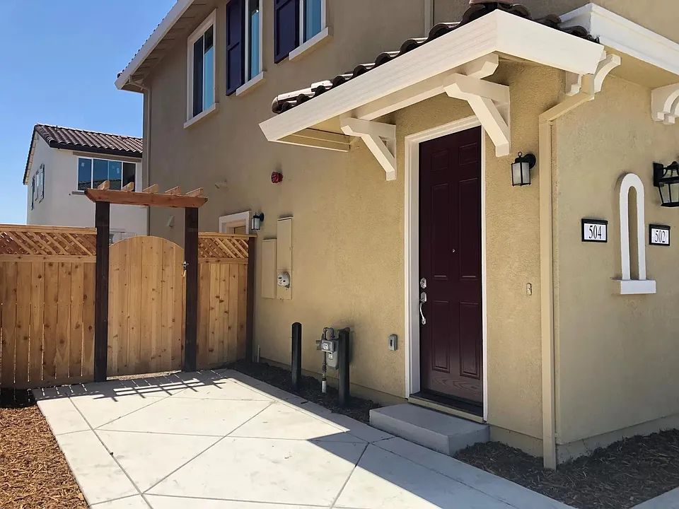 504 E Isidoro Ave #504