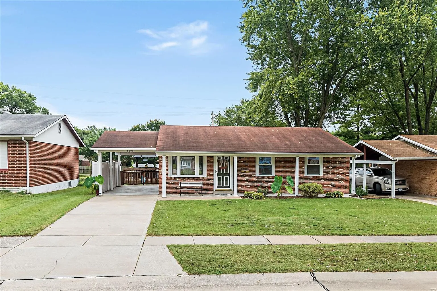 2520 Hedgerow Dr photo 1