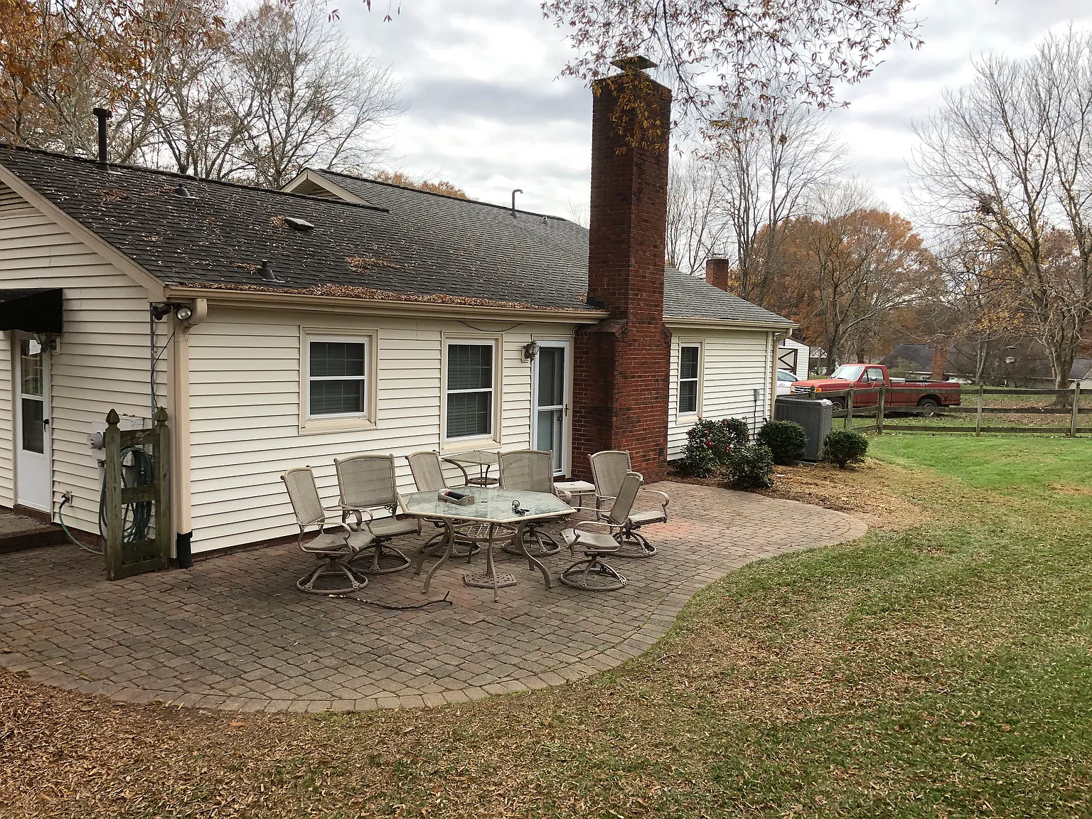 3 bed, 1300 sqft, $2,100 — Photo 2