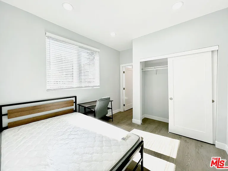 2641 S Budlong Ave #2641 — Photo 3