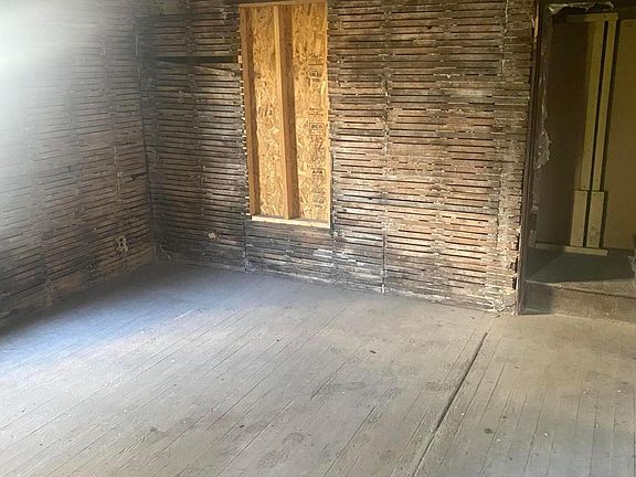 5th image of 631 Blake Ave