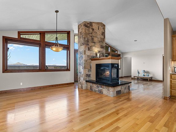 4th image of 373 SE Manzanita Dr