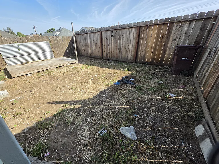 2033 E 20th St — Photo 30