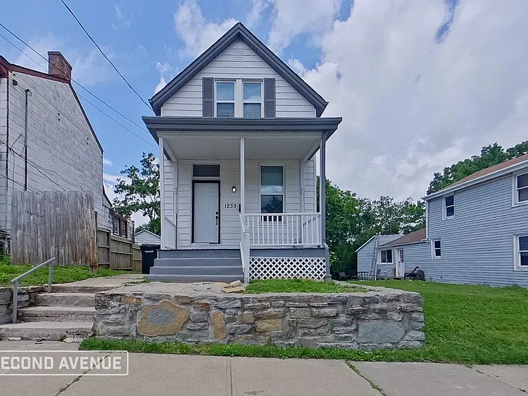 1233 Dewey Ave — Photo 1