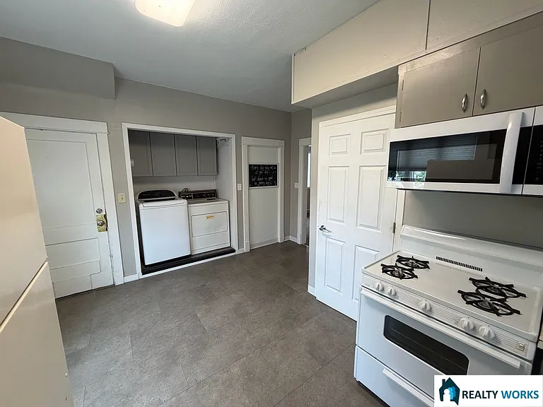 1018 Charleston St — Photo 3
