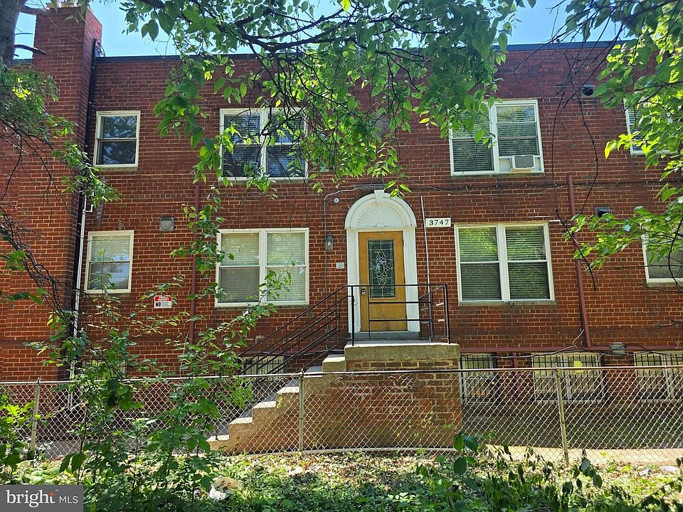 1st image of 3747 1st St SE