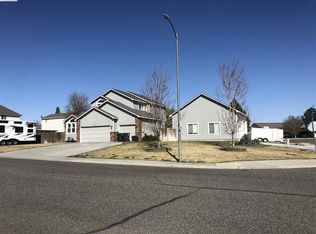 2002 S Highlands Blvd, West Richland, WA 99353