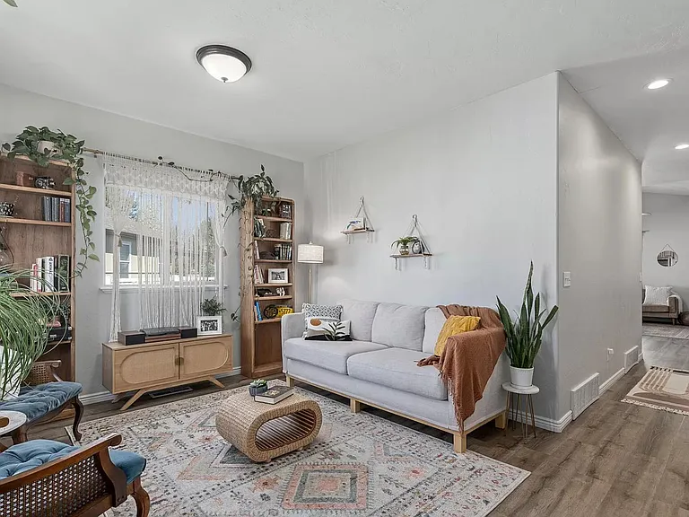 568 S 360 East Cir — Photo 12