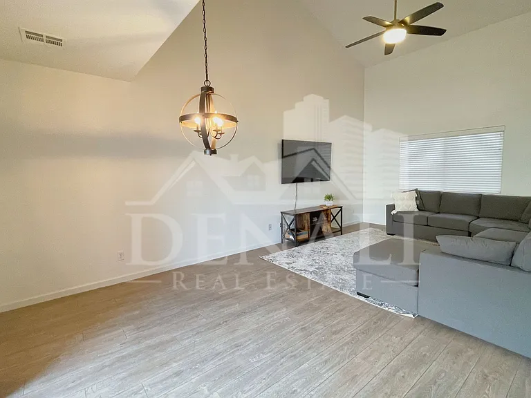 8144 W Beck Ln — Photo 8