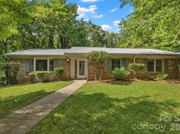 709 Forest Ridge Dr, Hendersonville, NC 28791