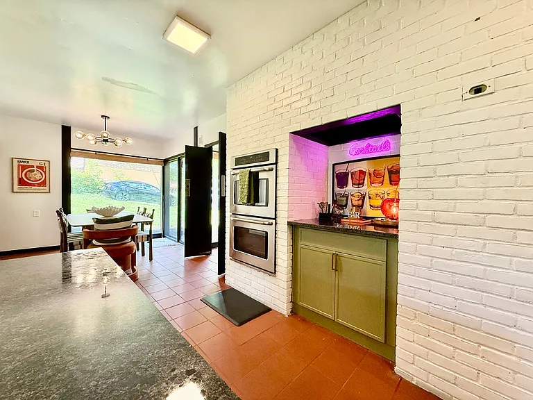 527 Valewood Ln — Photo 18