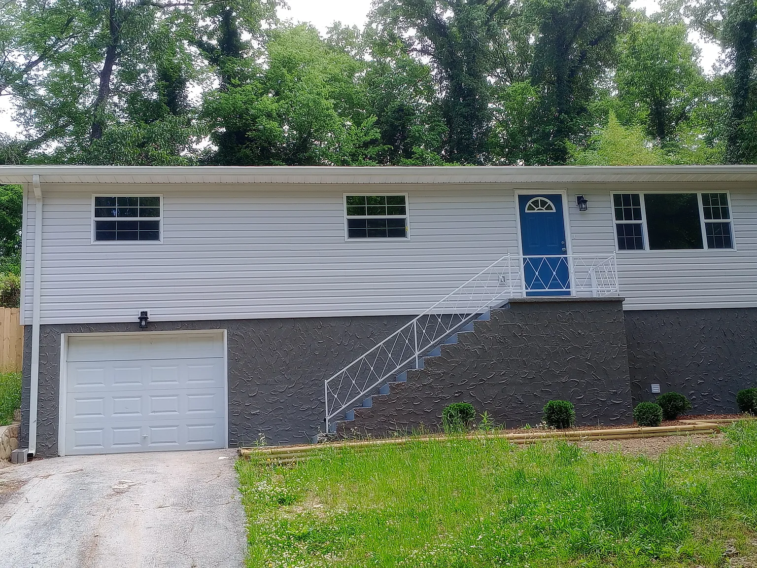 3 bed, 1088 sqft, $2,100 — Photo 1