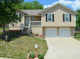 1210 Graystone Dr, Grain Valley, MO 64029