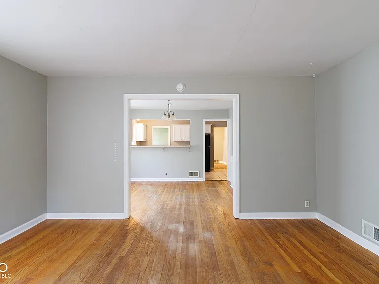 6149 Broadway St — Photo 2