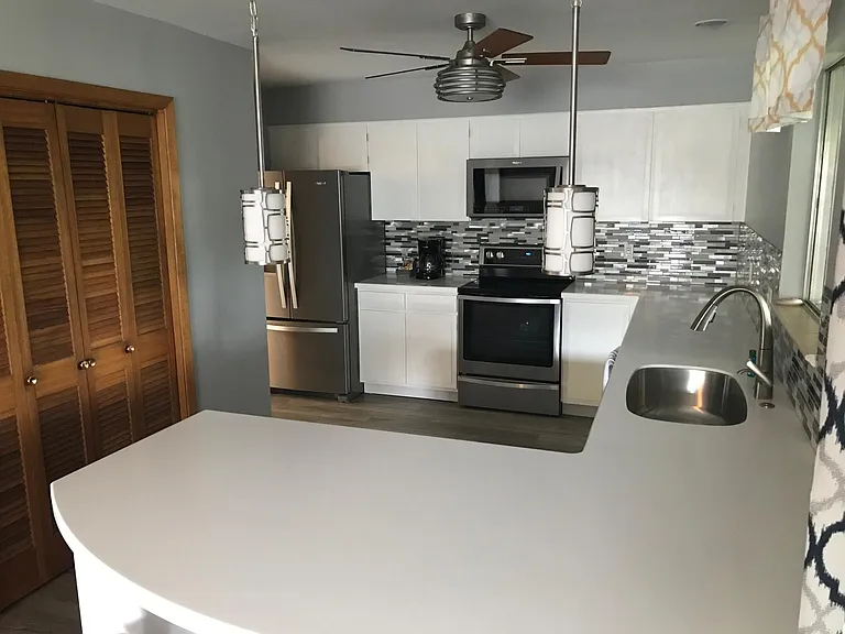 2531 Mayfair Dr — Photo 2