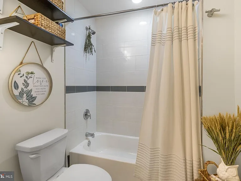 1909 E Hagert St #1 — Photo 20