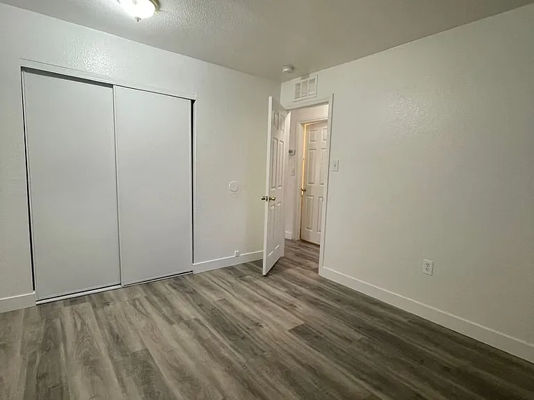 2109 N Daley St — Photo 13
