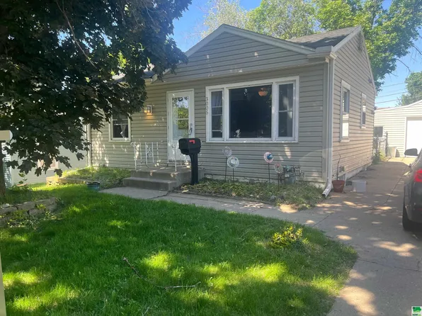 3005 S Coral St, Sioux City, IA 51106