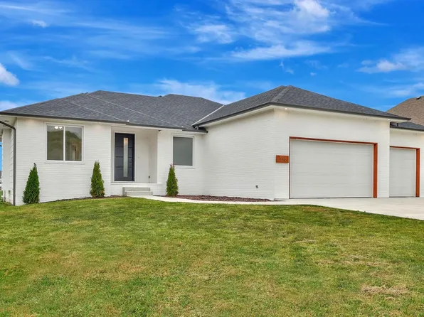 156 S Blue Bells Ct, Garden Plain, KS 67050