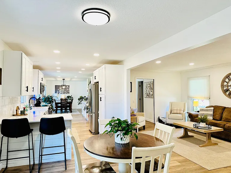 8 Applewood Ct W — Photo 2