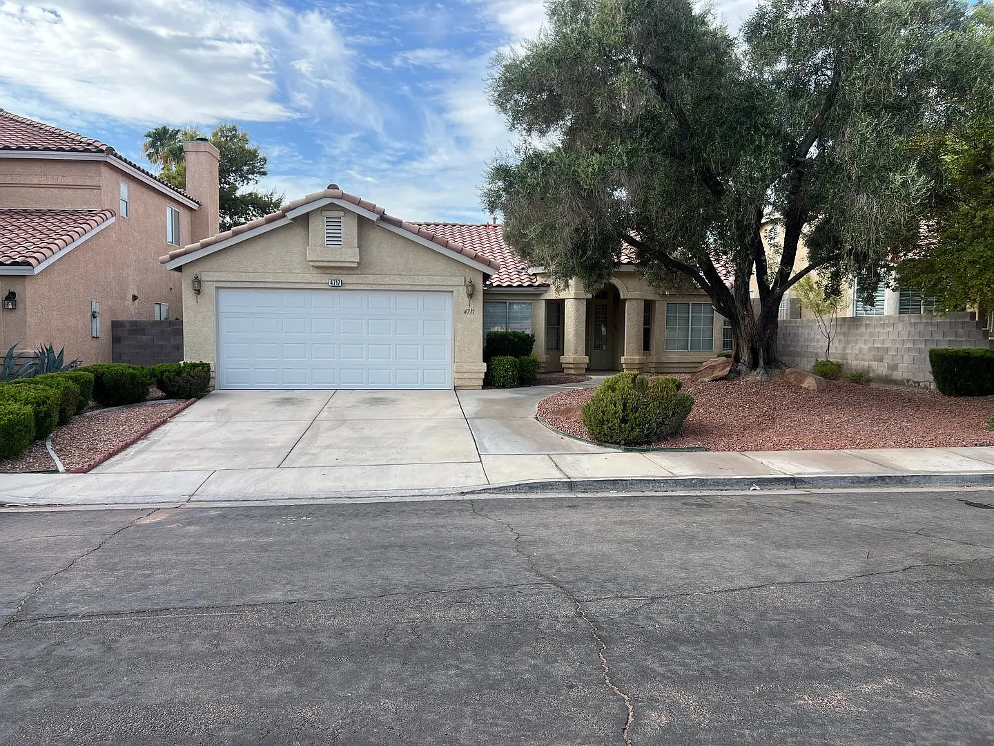 A Fabulous 3 Bedroom Single Story Home Remodeled. — Photo 2