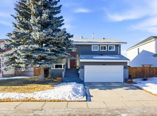 88 E Woodfield Cres SW, Calgary, AB T2W 3W4
