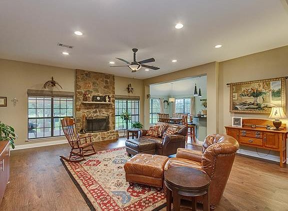 5th image of 213 Christine Ln