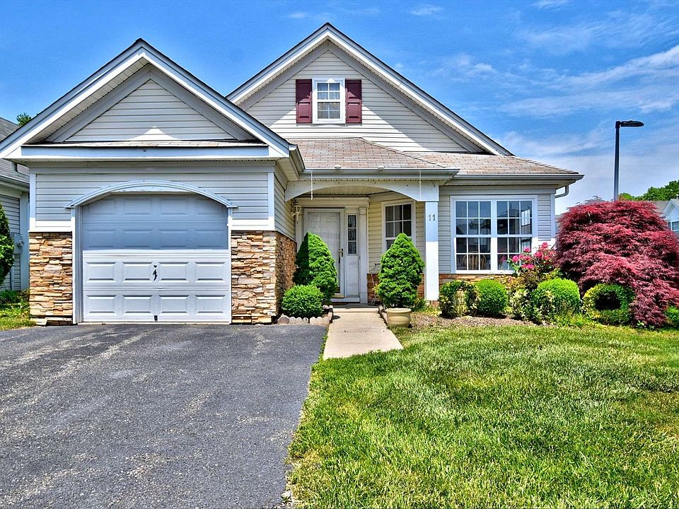 1st image of 11 Philip Ln #11
