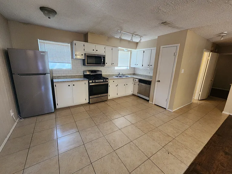 610 Genard St #A — Photo 9