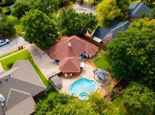 808 Clear View Ct, Burleson, TX 76028