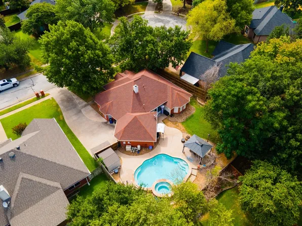 808 Clear View Ct, Burleson, TX 76028