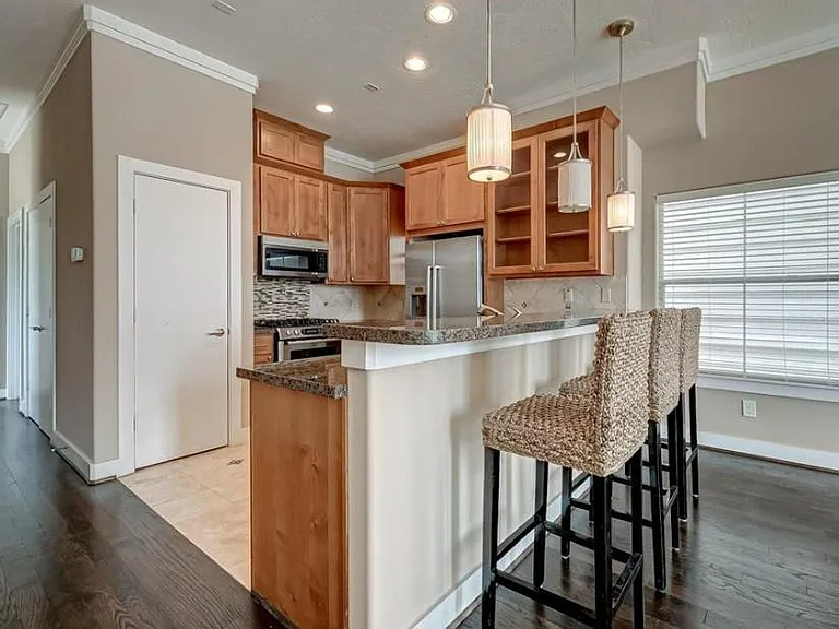 1215 Wentworth St — Photo 10